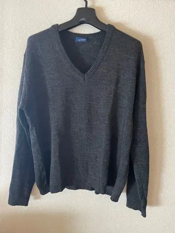 다크 그레이 V넥 스웨터
