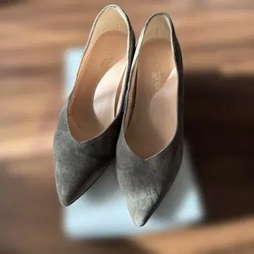 EIZO 스웨이드 펌프스