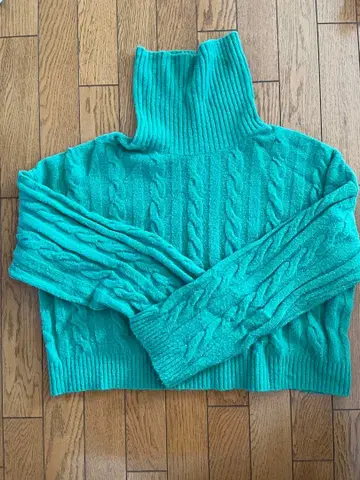 그린 컬러 케이블 니트 하이넥 스웨터