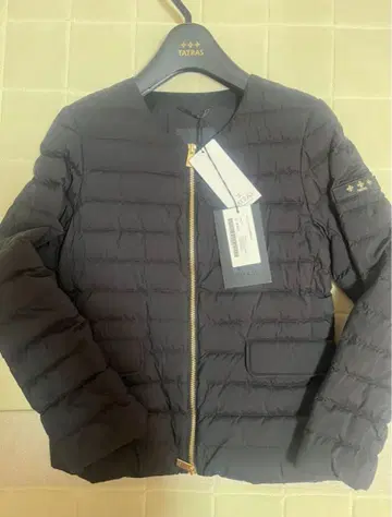 택 포함 새상품 TATRAS 블랙 다운 자켓 01