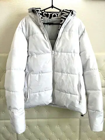 화이트 다운 자켓 후드 부착