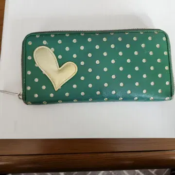 UNOKANDA 그린 도트 무늬 장지갑 하트 모티브 포함