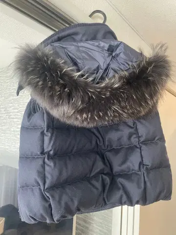 퍼 달린 그레이 숏 다운 자켓