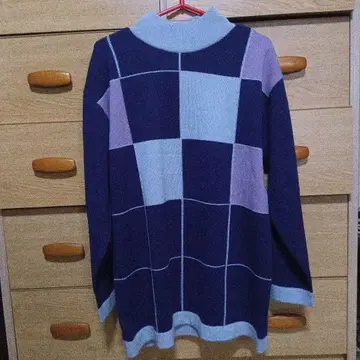 보라색 계열 패턴 넥 캐시미어 스웨터