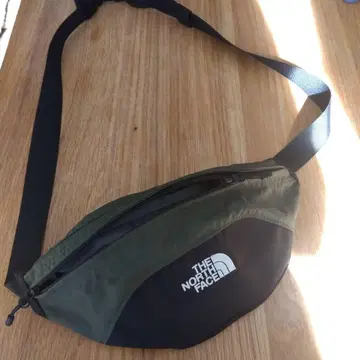 THE NORTH FACE 숄더백 올리브/블랙