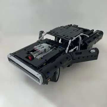 LEGO 테크닉 와일드 스피드 돔의 닷지 차저 완성품