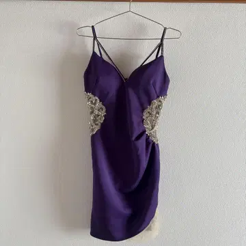 퍼플 비쥬 장식 슬림핏 드레스