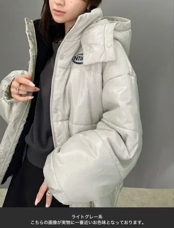 후드 부착 라이트 그레이 다운 자켓