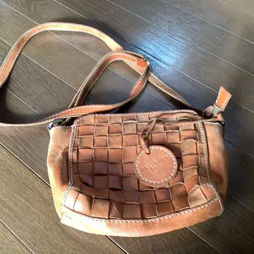 uechato 가죽 숄더백 브라운