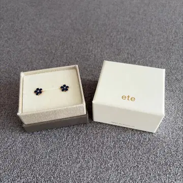 ete 네이비 꽃 모양 귀걸이 박스 포함