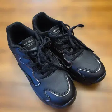 ORTR 블랙 스니커즈