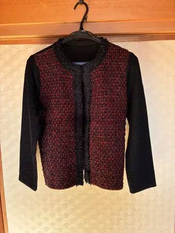 블랙과 빨간색 트위드 긴팔 가디건