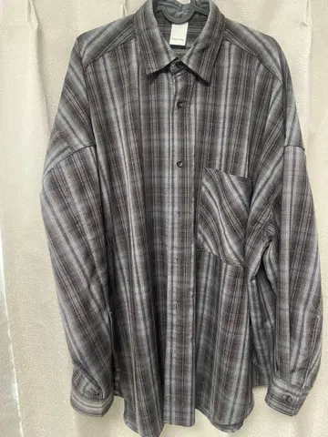 그레이 계열 체크 무늬 긴팔 셔츠