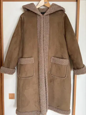 브라운 후드 부착 무스탕 코트