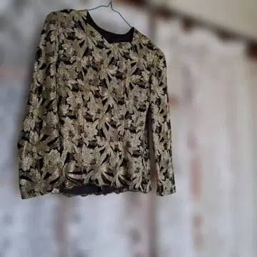 블랙과 금색 꽃무늬 V넥 긴팔 상의