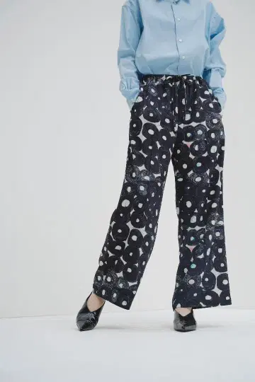 현행 모델 HERALBONY 새틴 팬츠 [ ( 무제 ) ( 원형 ) ]