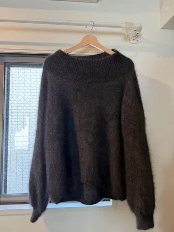 NOBLE 노블 오프숄더 니트 모헤어 혼방 보송보송