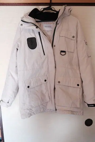 GUESS 베이지 다운 자켓 M