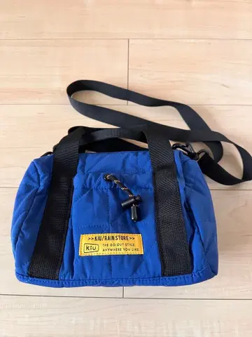 KIU 블루 숄더백