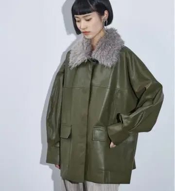 The YOn 에코 퍼 탈부착 칼라 페이크 레더 자켓