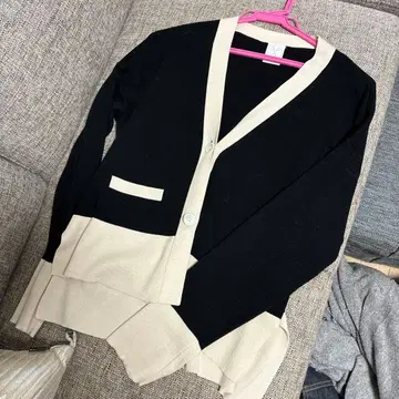 블랙과 베이지 니트 가디건 바이컬러