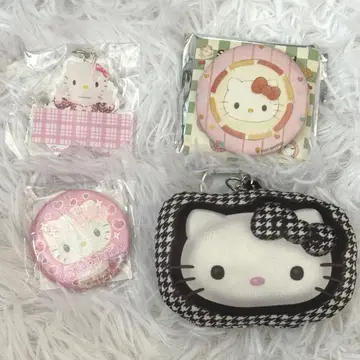 헬로키티 세트 캔 배지 아크릴 키링 쿠션 산리오