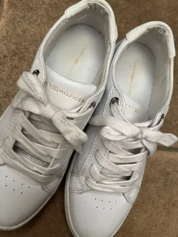 TOMMY HILFIGER 화이트 스니커즈