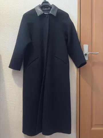 블랙 롱 코트 가죽 카라 부착