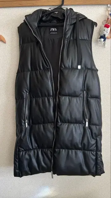 ZARA 블랙 후드 부착 다운 베스트