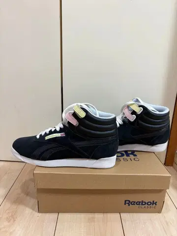 리복 블랙 하이컷 스니커즈