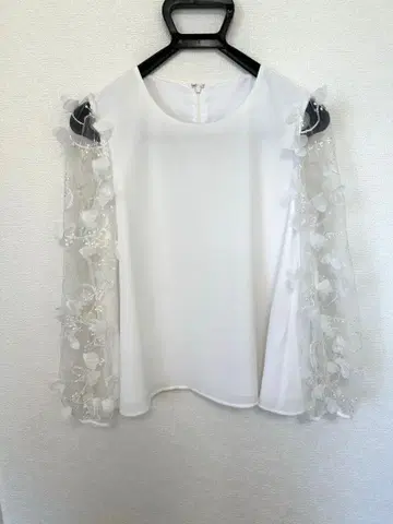 체스티 플라워 비침 입체 모티브 티셔츠 레이스 블라우스