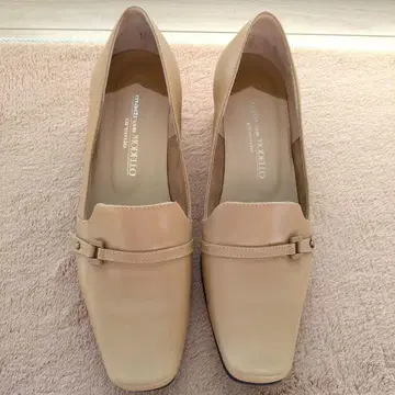 베이지 가죽 펌프스 중간 힐