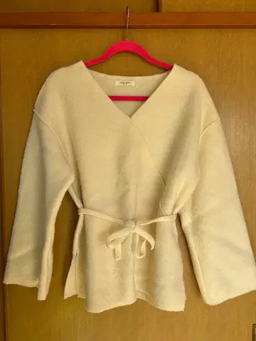 아이보리 플리스풍 랩 탑 긴팔