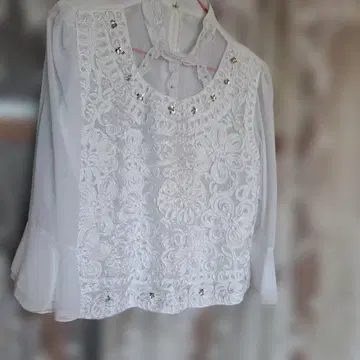 화이트 자수 플레어 슬리브 블라우스