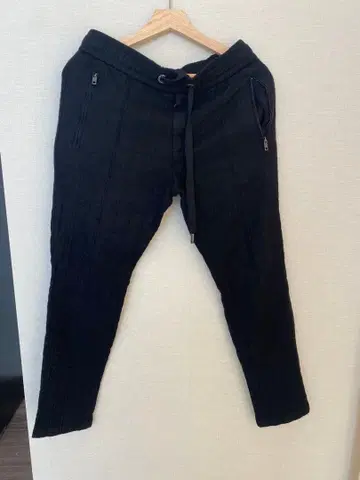 블랙 조거 팬츠 텍스처