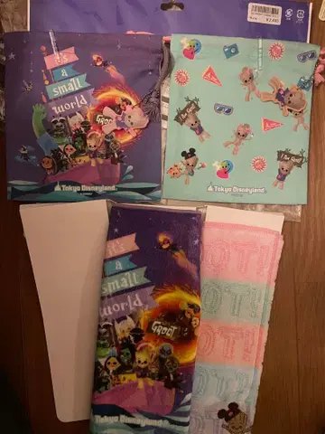 잇츠 어 스몰 월드 with 그루트 굿즈