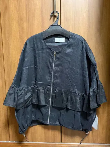 [미사용품] CYAN 프릴 포함 블랙 자켓 M 사이즈