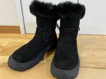 퍼 달린 블랙 스웨이드 부츠