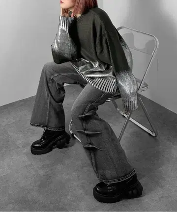 호일 프린트가 존재감을 뽐내는 니트탑*