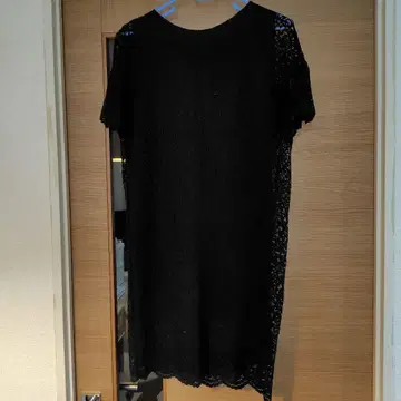 Tiara 블랙 레이스 반팔 무릎 기장 원피스