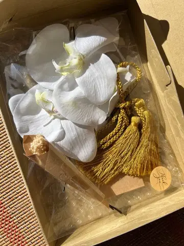 팔레놉시스 꽃 장식 골드 태슬 포함