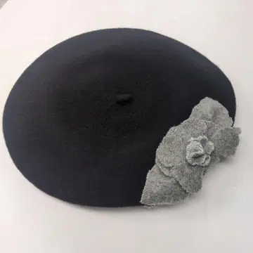 MADE in Italy 헬렌 버먼 꽃 장식 베레모