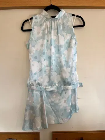 스카이블루 꽃무늬 슬리브리스 셋업