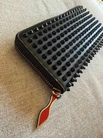 스터드 장식 블랙 가죽 장지갑