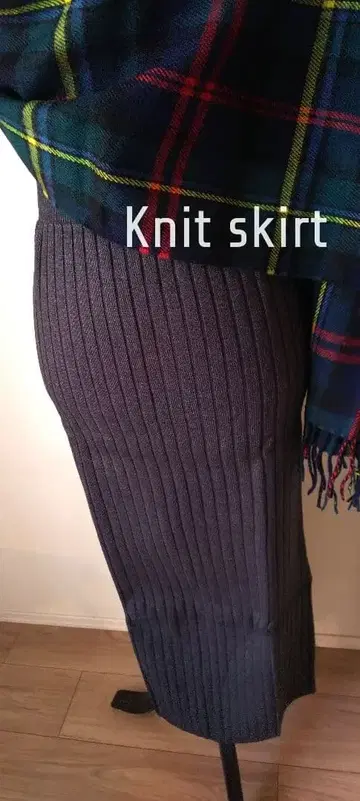 따뜻하고 귀여운 다크 그레이 니트 타이트 스커트