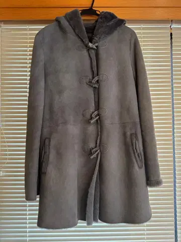 그레이 후드 부착 무스탕 코트