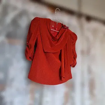 빨간색 드레이프 넥 블라우스