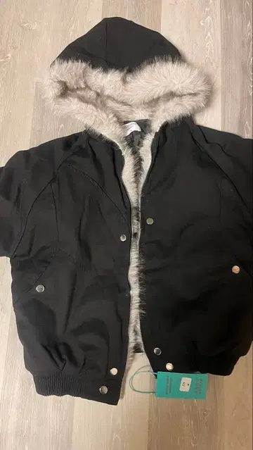 퍼가 달린 후드의 블랙 숏 자켓