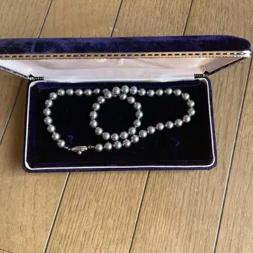 그레이 진주 목걸이