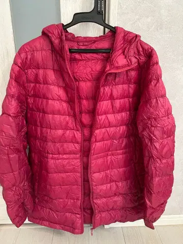 UNIQLO 울트라 라이트 다운 후드 부착 여성용 다운 와인 레드